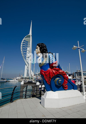 Spinnaker Tower Gunwharf Quays Portsmouth mit Schiffen Figur Kopf Stockfoto