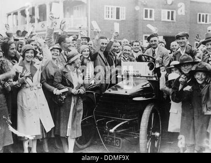 Ein 1904 Wolseley inmitten einer Masse von jubelnden Menschen, Brooklands, Surrey, Ende der 20er Jahre - Anfang der 1930er Jahre. Artist: Unbekannt Stockfoto