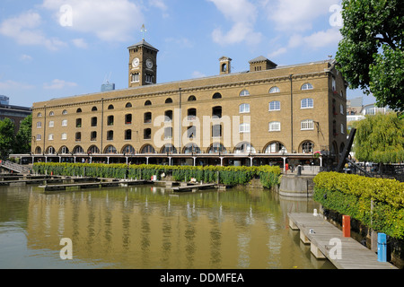 Gebäude an den St. Katherine Docks in der Nähe der Tower Bridge, London, Großbritannien Stockfoto