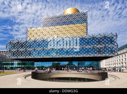 Birmingham, Vereinigtes Königreich. 4. September 2013. Menschen vor dem Eingang zu den neuen Library of Birmingham eröffnet offiziell am 3. September 2013 von Malala Yousafzai, die Teenager Schuss in den Kopf in Pakistan durch die Taliban für Frauenrechte eintreten. Die Bibliothek kostet £189m und beherbergt rund 1 Million Bücher. Es hat mehr als 200 öffentlich zugängliche Computer, Theater, eine Galerie und Musik Ausstellungsräume über 9 Etagen. Draußen hat es einen braunen Dachgarten machte aus den Trümmern der Bau mit einer Wildblumenwiese. Bildnachweis: eye35/Alamy Live-Nachrichten Stockfoto