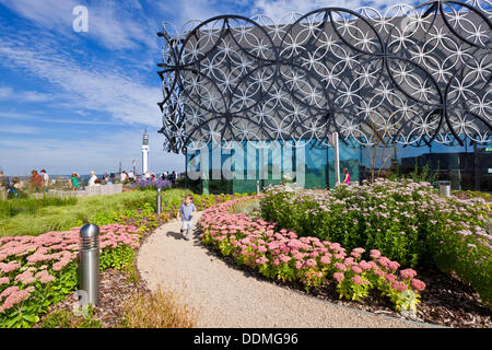 Birmingham, Vereinigtes Königreich. 4. September 2013. Menschen auf dem oberen Dachgarten von der Library of Birmingham, die am 3. September 2013 von Malala Yousafzai, die Teenager Schuss in den Kopf in Pakistan durch die Taliban für Frauenrechte eintreten offiziell eröffnet wurde. Die Bibliothek kostet £189m und beherbergt rund 1 Million Bücher. Es hat mehr als 200 öffentlich zugängliche Computer, Theater, eine Galerie und Musik Ausstellungsräume über 9 Etagen. Dies ist der Dachgarten, gemacht aus den Trümmern der Bau mit einer Wildblumenwiese. Bildnachweis: eye35/Alamy Live-Nachrichten Stockfoto