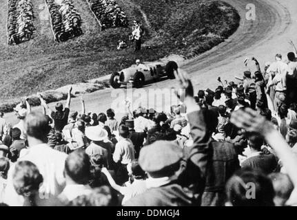 Bernd Rosemeyer bejubelt von der Masse, Grand Prix in Deutschland, Nürburgring, 1936. Artist: Unbekannt Stockfoto