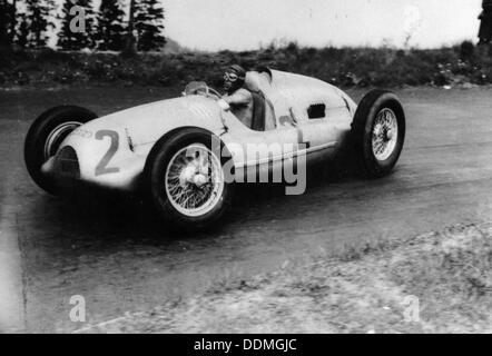 Tazio Nuvolari fahren Ein 3 Liter Auto Union in einem Grand Prix, 1939. Artist: Unbekannt Stockfoto