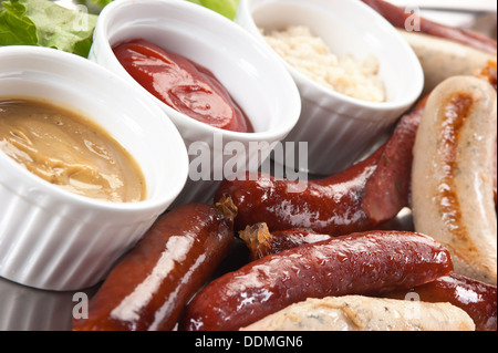 gehackte Würste gebraten mit Gemüse und Gewürzen Stockfoto