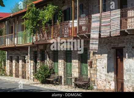 Trocknung auf einem Balkon in dem kleinen Dorf Zatuna festgenommen Teppiche in der Nähe von Dimitsana, Arcadia, Peloponnes, Griechenland Stockfoto