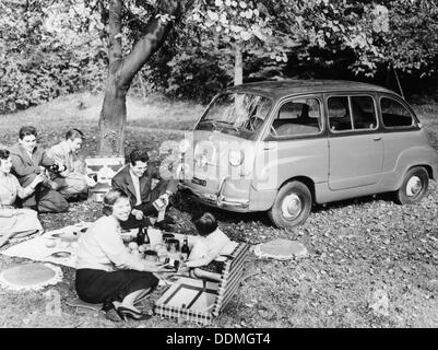 Leute genießen ein Picknick neben einem 1956 Fiat 600 Multipla, (c 1956?). Artist: Unbekannt Stockfoto