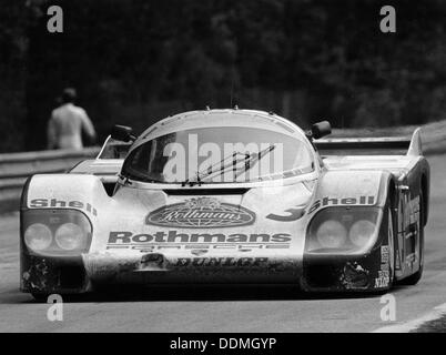 Porsche 956 auf dem Weg zum Gewinn der 24 Stunden von Le Mans, Frankreich, 1983. Artist: Unbekannt Stockfoto