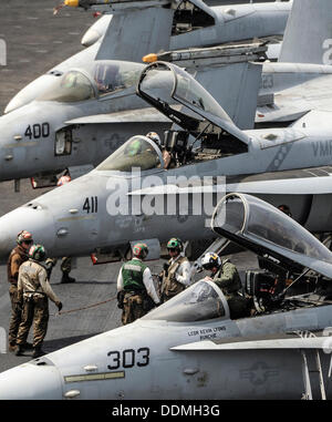 US Navy Piloten und Seeleute der Carrier Air Wing 11 vorbereiten für den Flugbetrieb an Bord des Flugzeugträgers USS Nimitz 3. September 2013 in Betrieb im Roten Meer. Nimitz Strike Group wird auf der Fläche in Vorbereitung der eventuellen Militäraktion gegen Syrien bereitgestellt. Stockfoto