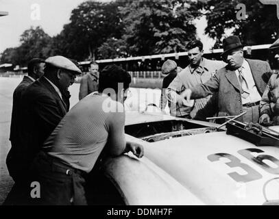 Alfred Neubauer mit einem Mercedes, Avus-Rennstrecke, Berlin, Deutschland, 1938. Artist: Unbekannt Stockfoto