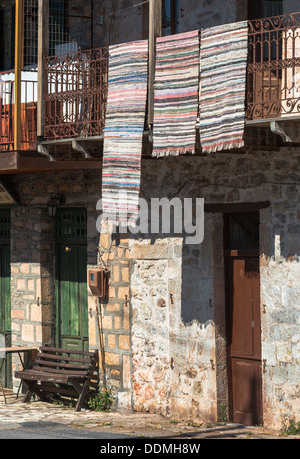 Trocknung auf einem Balkon in dem kleinen Dorf Zatuna festgenommen Teppiche in der Nähe von Dimitsana, Arcadia, Peloponnes, Griechenland Stockfoto