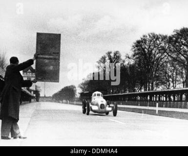 Rudolf Caracciola fährt Mercedes-Benz W 25 Streamliner Auto, 1934. Artist: Unbekannt Stockfoto