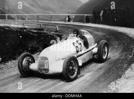 Rudolf Caracciola fährt Mercedes-Benz W 25 Grand Prix Rennwagen, c 1934 - c 1935. Artist: Unbekannt Stockfoto