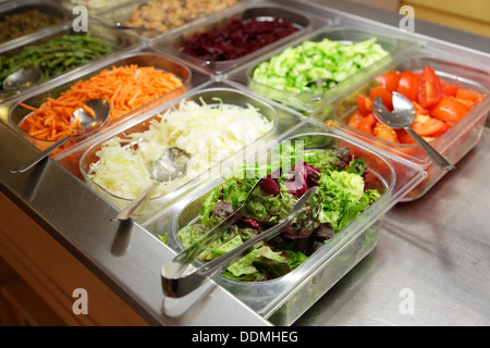 Auswahl an Salaten im restaurant Stockfoto