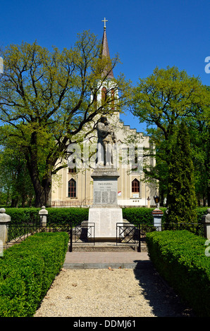 Pro Patria-Skulptur im kleinen Dorf Foldeak (Földeák) Südungarn Stockfoto