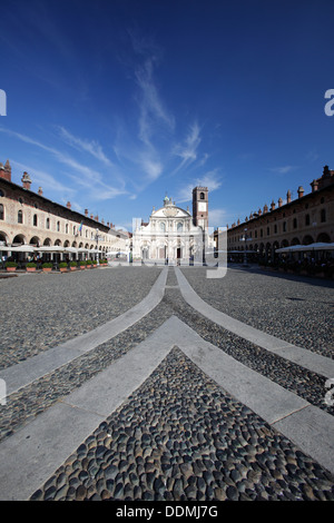 Piazza Ducale mit der Kathedrale Fassade, Vigevano, Lombardei, Italien Stockfoto