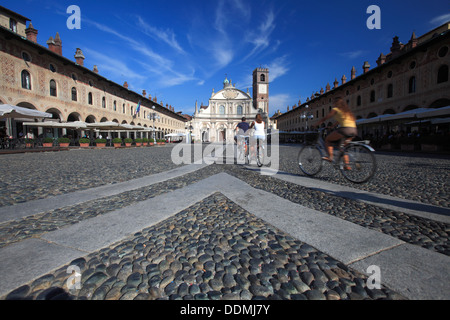 Piazza Ducale mit der Kathedrale Fassade, Vigevano, Lombardei, Italien Stockfoto