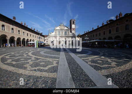 Piazza Ducale mit der Kathedrale Fassade, Vigevano, Lombardei, Italien Stockfoto