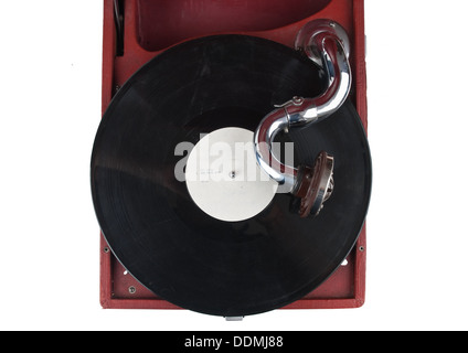 Vintage Ggramophone mit einer staubigen alten Vinyl-Schallplatte isoliert auf weißem Hintergrund Stockfoto
