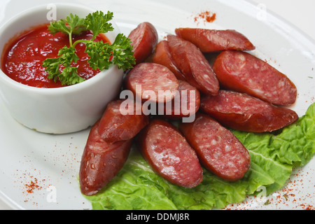 gehackte Würste gebraten mit Gemüse und Gewürzen Stockfoto