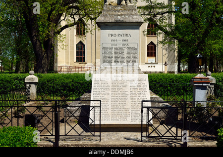 Pro Patria-Skulptur im kleinen Dorf Foldeak (Földeák) Südungarn Stockfoto