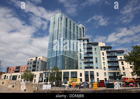 Das Radisson Blu Hotel Ansicht von unten an einem schönen sonnigen Tag. Stockfoto