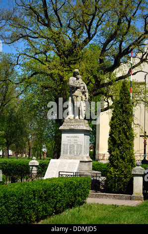 Pro Patria-Skulptur im kleinen Dorf Foldeak (Földeák) Südungarn Stockfoto