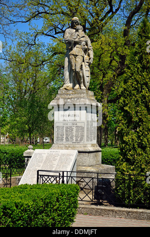 Pro Patria-Skulptur im kleinen Dorf Foldeak (Földeák) Südungarn Stockfoto