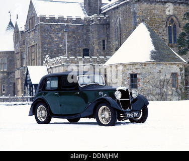 Ein 1934 Riley Falcon im Schnee. Artist: Unbekannt Stockfoto