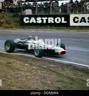 Graham Hill racing ein BRM P261, British Grand Prix, Brands Hatch, Kent, 1966. Artist: Unbekannt Stockfoto