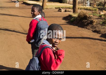 Kinder auf dem Heimweg von der Schule in Soweto, Südafrika Stockfoto