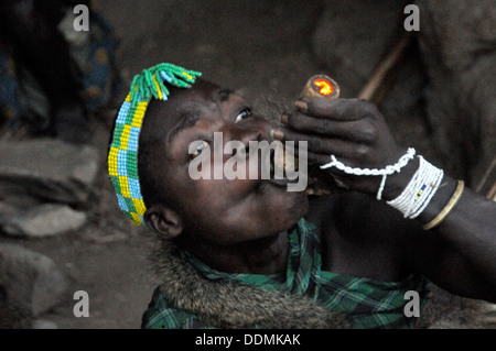 Afrikanischen Stammesangehörigen Drogen Rauchen. Tansania-Sammlung Stockfoto