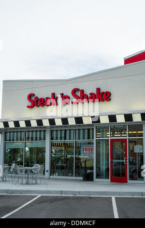 Denver, CO - The Steak n Shake Restaurants in Denver Colorado wurden bestellt, um Operationen stoppen sofort ein Bundesrichter am 4. September 2013 durch einen langjährigen Streit zwischen den Franchisenehmern und die Hamburger-Kette. Die Franchise-Nehmer sind im Streit mit dem Unternehmen über die notwendige Menüpreise und der hohen Betriebskosten einschließlich des Preis der Arbeit. Stockfoto