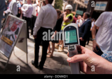 London, UK. 4. September 2013. Ein handheld Thermometer erfasst die Temperatur im reflektierten Sonnenlicht.  Bildnachweis: Stephen Chung/Alamy Live-Nachrichten Stockfoto