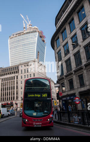 London, UK. 4. September 2013. Ein Bus ergibt sich aus Eastcheap, mit dem Walkie Talkie Gebäude in der Ferne. Bildnachweis: Stephen Chung/Alamy Live-Nachrichten Stockfoto