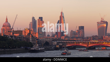 Themse - City of London skyline Stockfoto