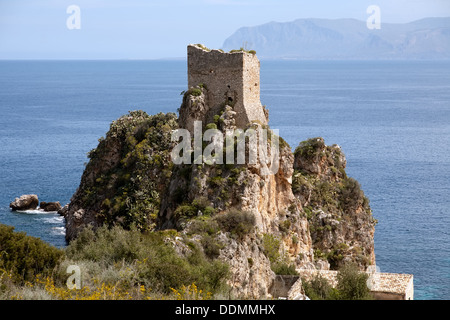 alten Turm von Scopello-Dorf am Meer Hintergrund, Sizilien, Italien Stockfoto