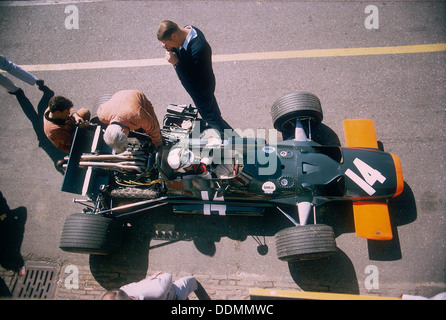 John Surtees in seinem Brm am britischen Grand Prix, Silverstone, Northamptonshire, 1969. Artist: Unbekannt Stockfoto