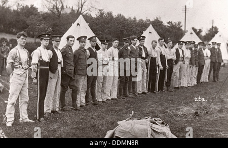 Rowntree jungen Linie bis zur Inspektion außerhalb ihrer Zelte, Coniston, Cumbria, Sommer 1913. Artist: Unbekannt Stockfoto