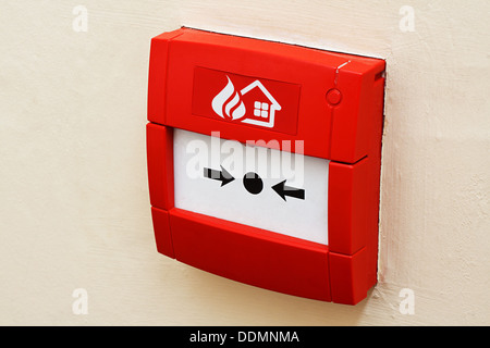 Wand montiert Red Fire Alarm-Taste verwendet, um Warnsysteme in Gebäuden zu aktivieren Stockfoto