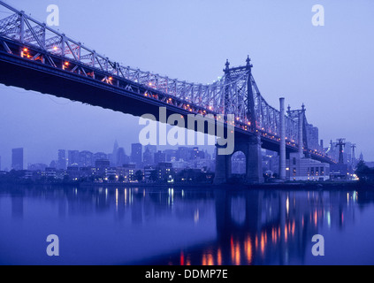 Ed Koch, Queensboro, 59th Street Bridge, gesehen von Long Island City in The East River bei Sonnenaufgang Stockfoto