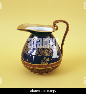 Blau und Gold Royal Doulton Krug mit Golfspieler im 17 Jahrhundert Kostüm, c 1910. Artist: Unbekannt Stockfoto