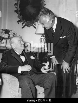 Sir Winston Churchill (1874-1965) mit Elihu Elath, Israelischer Botschafter. Artist: Unbekannt Stockfoto