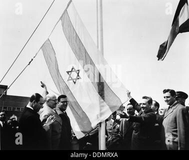 Abba Eban (1915-2002), an der Hebung der israelischen Flagge der Vereinten Nationen, 1949. Artist: Unbekannt Stockfoto