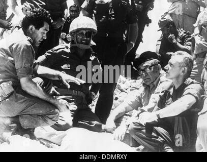 Levi Eschkol (1895-1969), israelischer Premierminister, mit General Dayan, 1967. Artist: Unbekannt Stockfoto