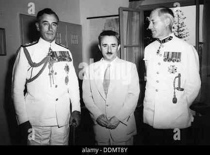 Lord Mountbatten (1900-1979), Vizekönig von Indien, mit Moshe Sharett (1894-1965), PM Israel, 1952. Artist: Unbekannt Stockfoto