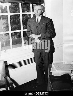 J Robert Oppenheimer (1904-1967), US-amerikanischer Physiker. Artist: Unbekannt Stockfoto