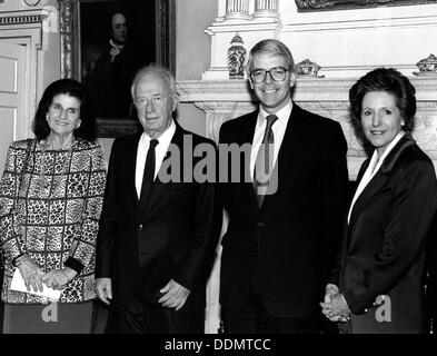 Yitzhak Rabin (1922-1995), israelische Premierminister, mit John Major (1943-), britische Premier 1992. Künstler: Sidney Harris Stockfoto