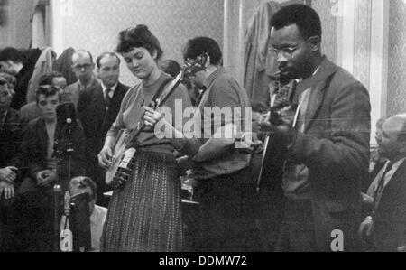 Peggy Seeger und Fitzroy Coleman, London, Ende der 1950er Jahre bis Anfang der 1960er Jahre. Künstler: Eddis Thomas Stockfoto