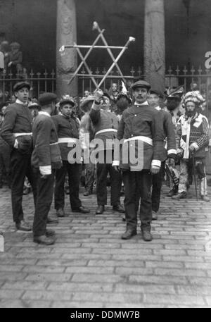 Rodeln-Schwert-Tänzer, Ostseite, Whitby, Yorkshire, c1912. Künstler: Cecil Sharp Stockfoto