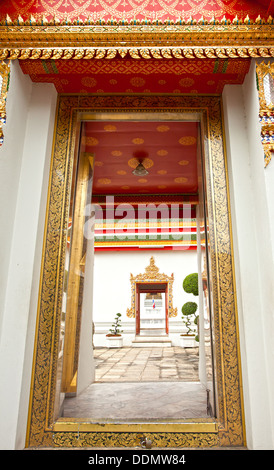 Tür des Tempels, im Thai-Stil Türrahmen eingerichtet golden Holz schnitzen Stockfoto